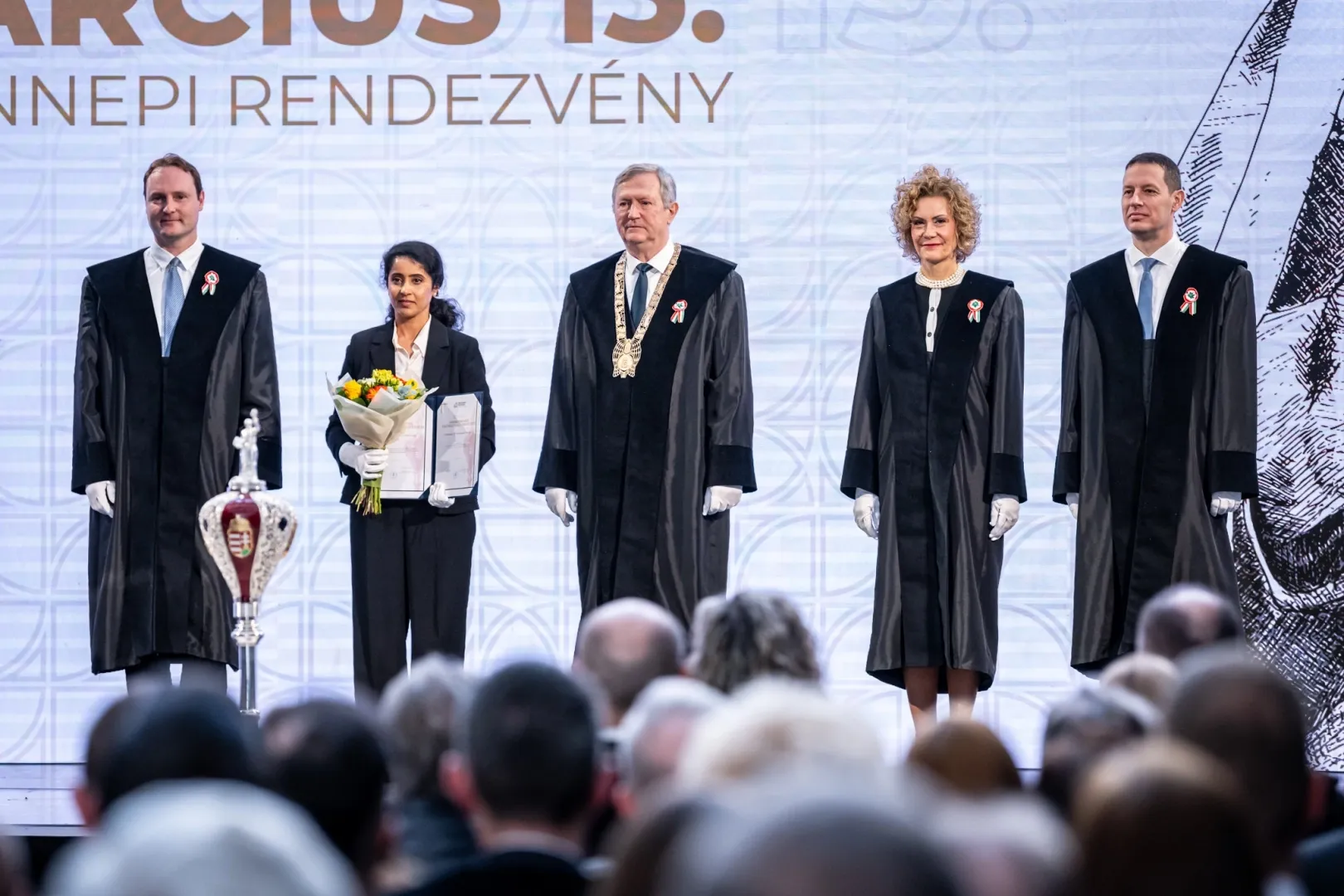 Srinivasan Madhavi receiving the first-ever Arraboniensis Distinguished Professor title from Széchenyi István University’s senior management (Photo: Máté Dudás)